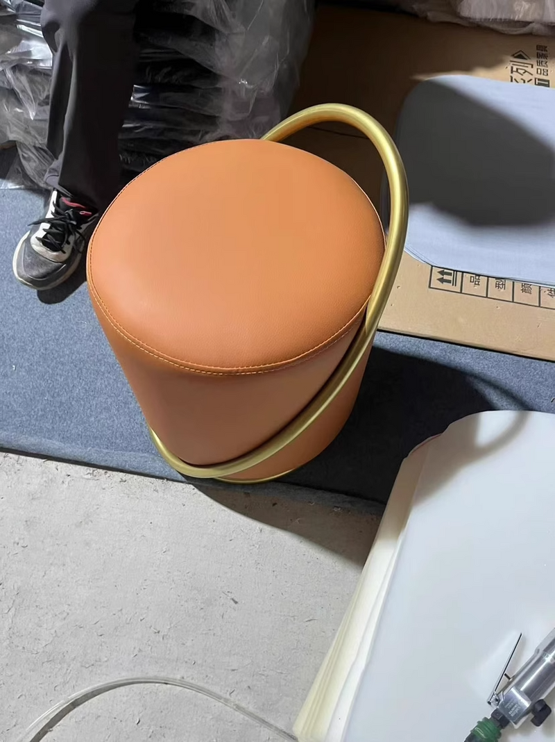 Zeitgenössischer nordischer Hocker aus gefrostetem Samt und Kohlenstoffstahl ohne Rückenlehne für das Schlafzimmer 