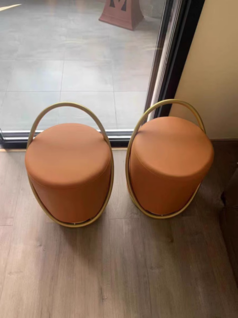 Zeitgenössischer nordischer Hocker aus gefrostetem Samt und Kohlenstoffstahl ohne Rückenlehne für das Schlafzimmer 