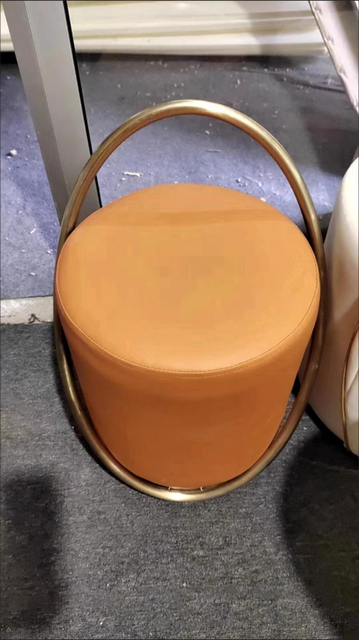 Zeitgenössischer nordischer Hocker aus gefrostetem Samt und Kohlenstoffstahl ohne Rückenlehne für das Schlafzimmer 