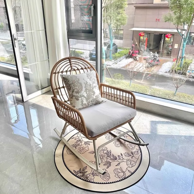 Zeitgenössischer Boho-Stoff Stahllegierung PE Rattan Webstuhl Schaukelstuhl Rückenlehne Armlehne für Wohnzimmer 