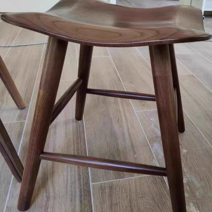 Zeitgenössischer nordischer quadratischer Hocker aus Eschenholz als Fußstütze für das Schlafzimmer 