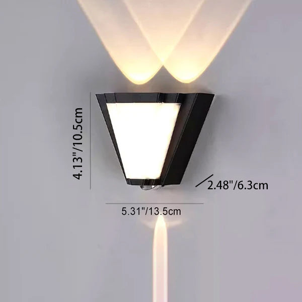 Applique murale LED en triangle en aluminium acrylique étanche de simplicité moderne pour patio extérieur 