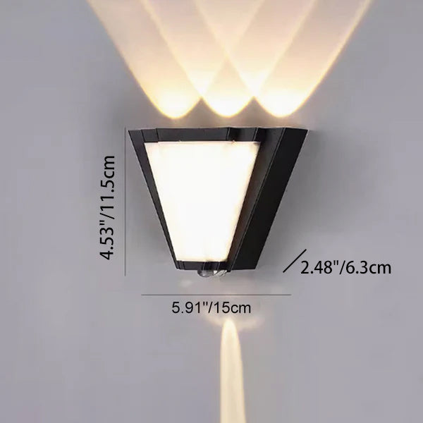 Applique murale LED en triangle en aluminium acrylique étanche de simplicité moderne pour patio extérieur 