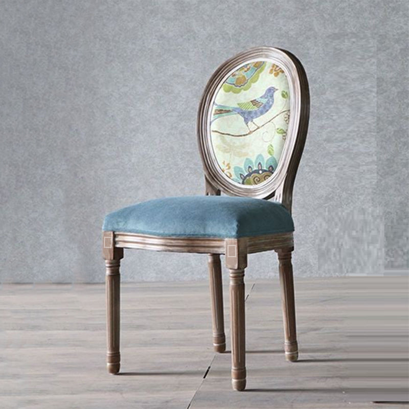 Chaise de salle à manger en tissu de velours avec cadre en bois incurvé européen traditionnel et vieilli, dossier rond pour salle à manger 