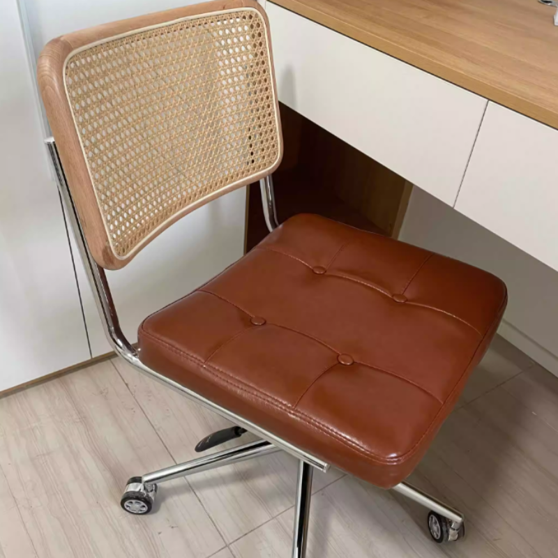 現代的なレトロウィービングラタンPUレザースチール合金リフト可能なスクエアデスクチェアの背もたれホームオフィス用 