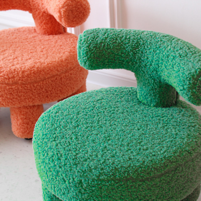 Zeitgenössischer nordischer Lammwolle-Holz-Schwamm-Rundstuhl mit Rückenlehne für das Wohnzimmer 