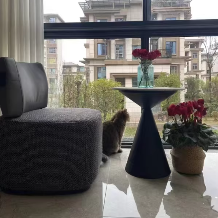 Chaise d’appoint contemporaine scandinave en lin et simili cuir Nappa avec structure en acier au carbone, ronde et carrée, avec dossier pour salon 