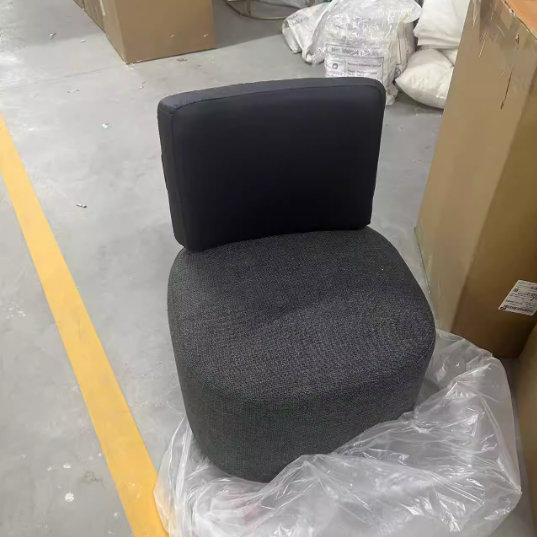 Chaise d’appoint contemporaine scandinave en lin et simili cuir Nappa avec structure en acier au carbone, ronde et carrée, avec dossier pour salon 