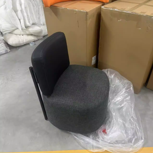 Chaise d’appoint contemporaine scandinave en lin et simili cuir Nappa avec structure en acier au carbone, ronde et carrée, avec dossier pour salon 