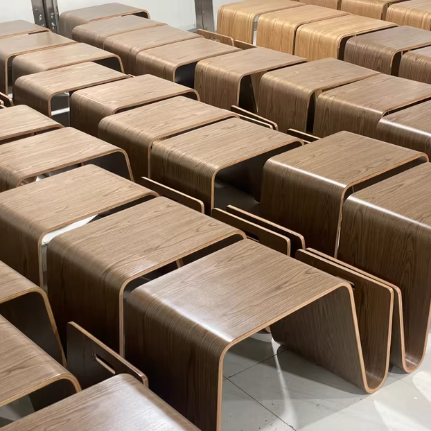 Zeitgenössischer skandinavischer N-förmiger quadratischer Beistelltisch aus massivem Holz mit 1 Ebene für das Wohnzimmer 