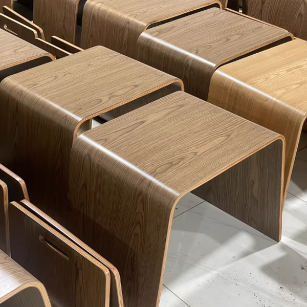 Zeitgenössischer skandinavischer N-förmiger quadratischer Beistelltisch aus massivem Holz mit 1 Ebene für das Wohnzimmer 