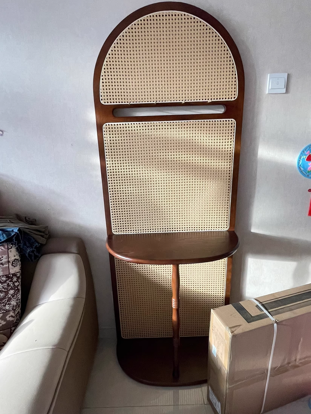 Traditioneller Vintage-Ausstellungsregal mit Bogen aus massivem Holz und Rattan-Gewebe, 2-stufig, für das Wohnzimmer 