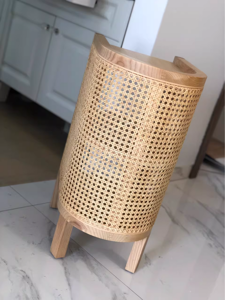 Traditioneller japanischer halbrunder Nachttisch aus Massivholz und Sperrholz mit Rattanweberei, 3-stufig, für das Schlafzimmer 