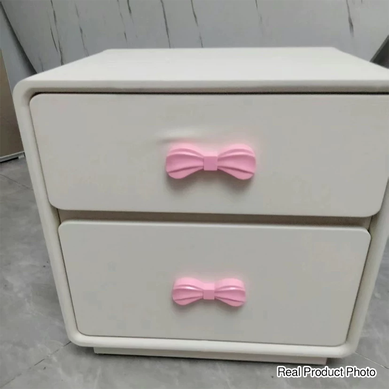 Moderner rechteckiger Art-Déco-Nachttisch für Kinder mit Schleifendetail, aus Sperrholz, Cat-Scratch-Leder und MDF, 2 Schubladen, für das Schlafzimmer 