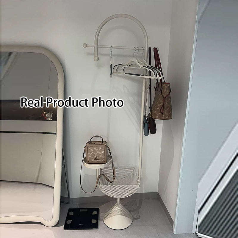 Moderner minimalistischer G-förmiger Bodenständer aus Eisen-Kohlenstoffstahl mit 1 Korb für das Schlafzimmer 