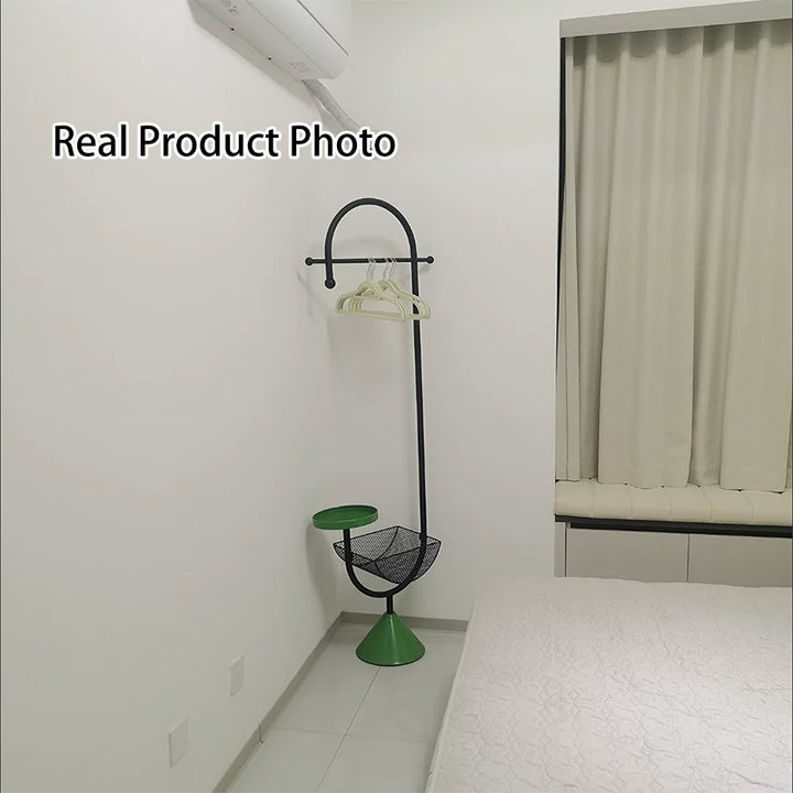 Moderner minimalistischer G-förmiger Bodenständer aus Eisen-Kohlenstoffstahl mit 1 Korb für das Schlafzimmer 