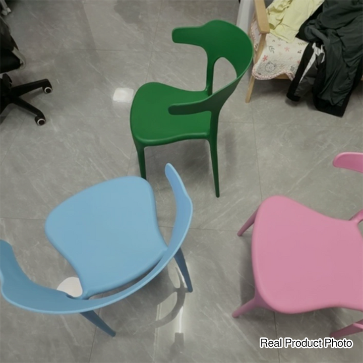 Silla de comedor apilable de plástico cuadrada escandinava contemporánea con respaldo en arco para comedor 