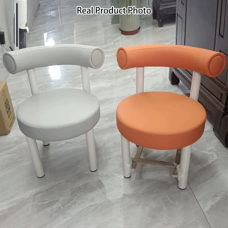 Tabouret de vanité rond nordique contemporain en cuir artificiel avec cadre en fer et dossier arqué pour chambre 