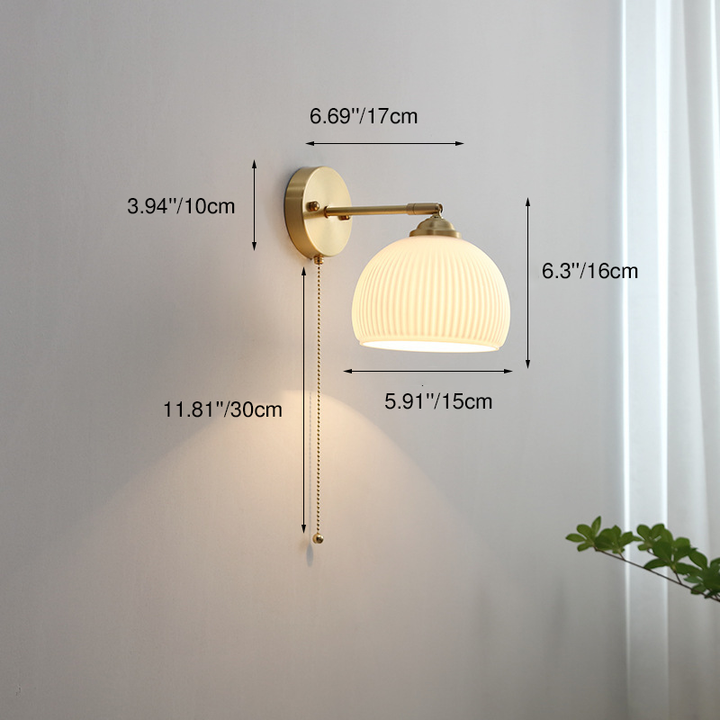 Zeitgenössische nordische Wandlampe mit Zugschalter, 1-flammig, aus weiß gestreiftem Glas und Messing, für das Schlafzimmer 