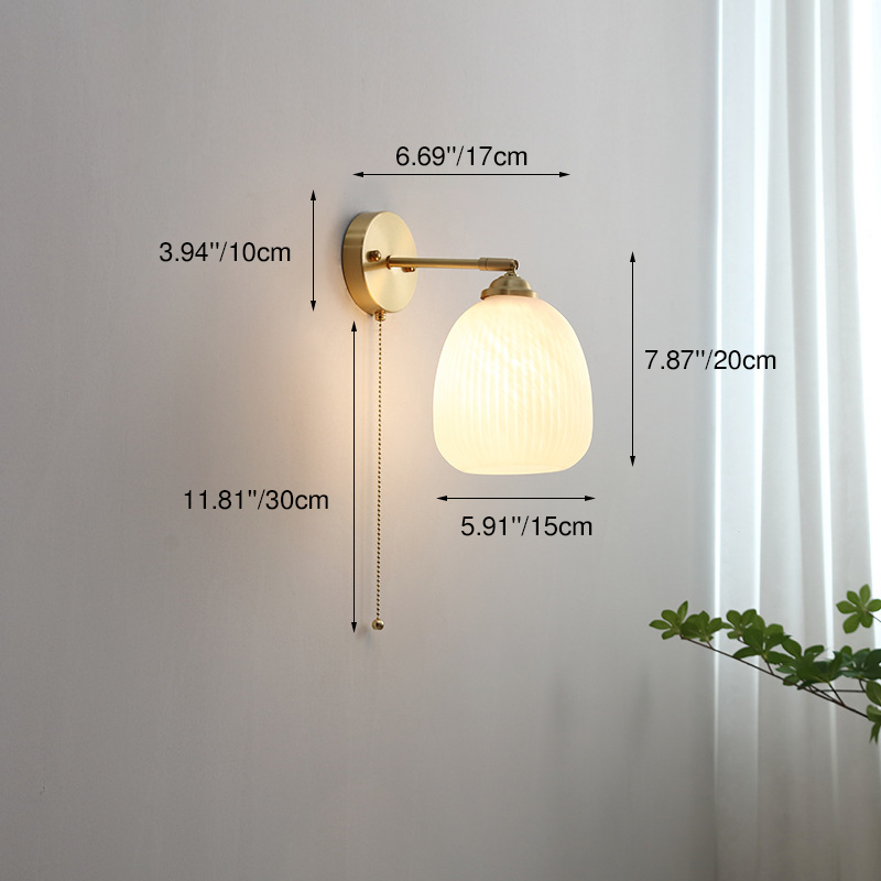 Zeitgenössische nordische Wandlampe mit Zugschalter, 1-flammig, aus weiß gestreiftem Glas und Messing, für das Schlafzimmer 