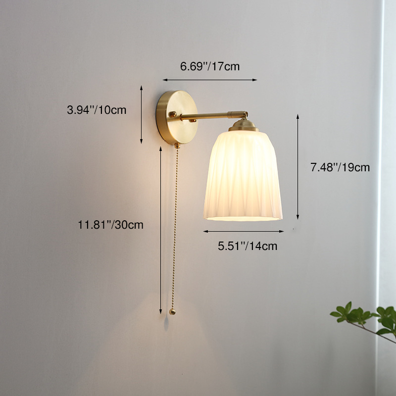 Zeitgenössische nordische Wandlampe mit Zugschalter, 1-flammig, aus weiß gestreiftem Glas und Messing, für das Schlafzimmer 