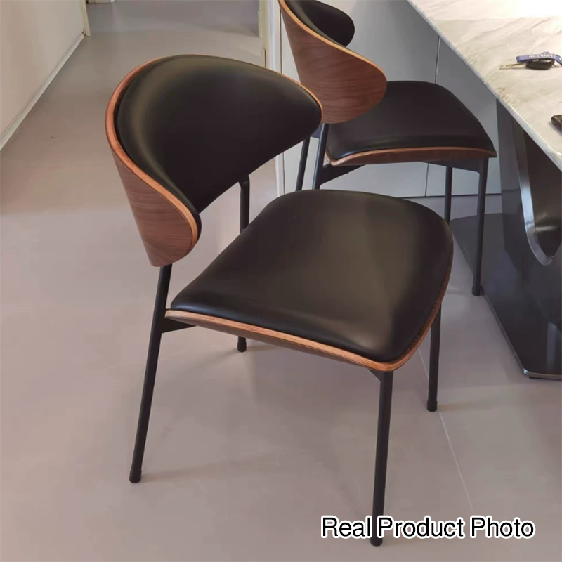 Moderner luxuriöser Esszimmerstuhl mit geschwungener Rückenlehne aus umweltfreundlichem Leder und Karbonstahl für das Esszimmer 