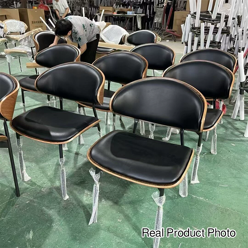 Moderner luxuriöser Esszimmerstuhl mit geschwungener Rückenlehne aus umweltfreundlichem Leder und Karbonstahl für das Esszimmer 