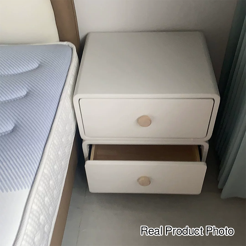 Moderner skandinavischer quadratischer Nachttisch aus MDF, Massivholz, Kunstleder und Edelstahl mit 2 Schubladen fürs Schlafzimmer 