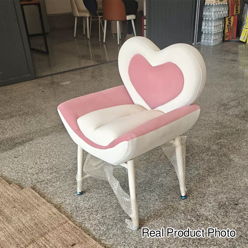 Moderner nordischer Schminkhocker in Herzform aus Samt, Kiefernholz und Karbonstahl mit Rückenlehne und Armlehnen für das Schlafzimmer 
