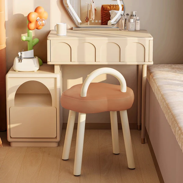 Taburete de tocador moderno minimalista color crema tipo nube de hierro y piel sintética napa, sin brazos y con respaldo, para dormitorio 