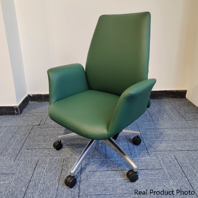 Silla de escritorio giratoria moderna de lujo con superficie de contacto de cuero de vaca cuadrada, respaldo y ruedas para oficina en casa 