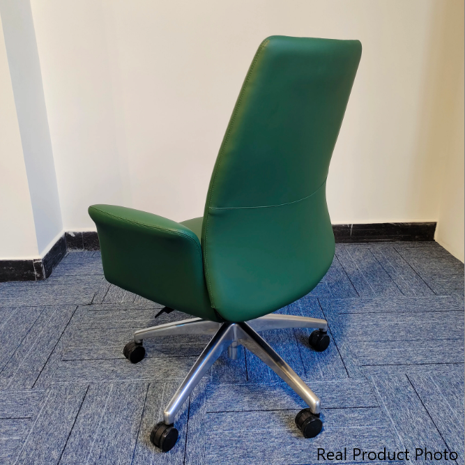 Silla de escritorio giratoria moderna de lujo con superficie de contacto de cuero de vaca cuadrada, respaldo y ruedas para oficina en casa 