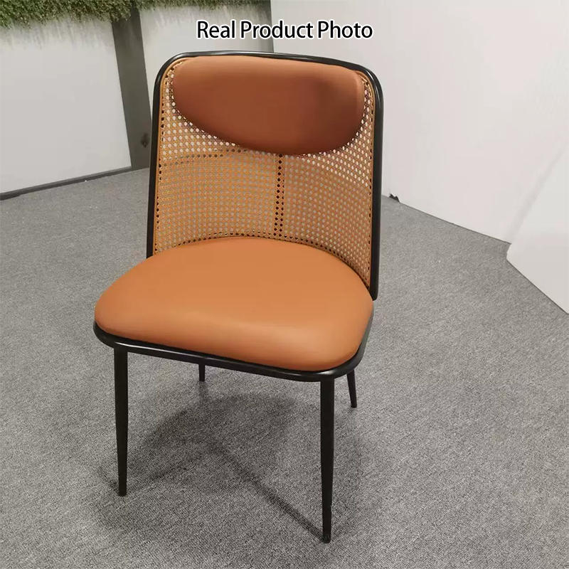 Zeitgenössischer trapezförmiger Esszimmerstuhl im Coastal-Stil mit Rückenlehne aus Kunst-Nappaleder, Eisen und Schaumstoff für das Esszimmer 