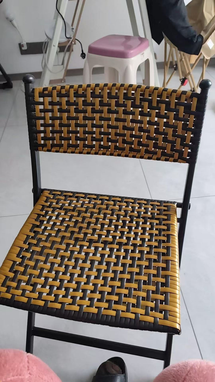 Simplicité contemporaine Chaise empilable pliable en PE tressé avec structure en fer incurvée, dossier, sans accoudoirs, pour salon 