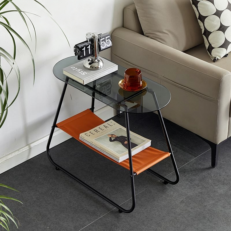 Moderner minimalistischer trapezförmiger Beistelltisch aus gehärtetem Glas, Kunstleder und Stahl, 2-stufig für das Wohnzimmer 
