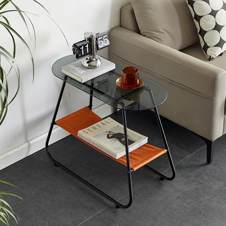 Moderner minimalistischer trapezförmiger Beistelltisch aus gehärtetem Glas, Kunstleder und Stahl, 2-stufig für das Wohnzimmer 