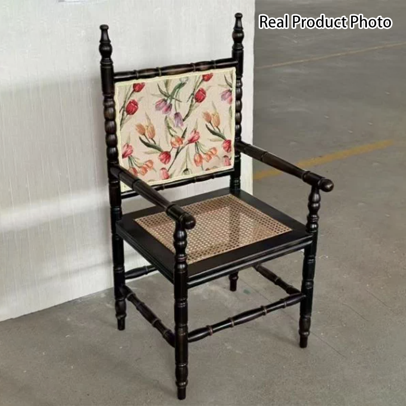 Traditioneller quadratischer Esszimmerstuhl aus Kautschukholz und Rattan im Vintage-Stil mit Rückenlehne und Armlehnen für das Esszimmer 