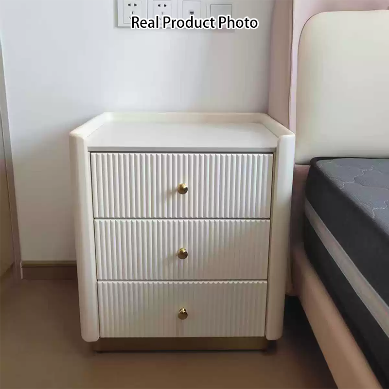 Moderner minimalistischer Nachttisch aus Kiefernholz mit rechteckiger Form, abgerundeten Ecken, Steinplatte, Mikrofaserleder und Edelstahl, 3 Schubladen, für das Schlafzimmer 