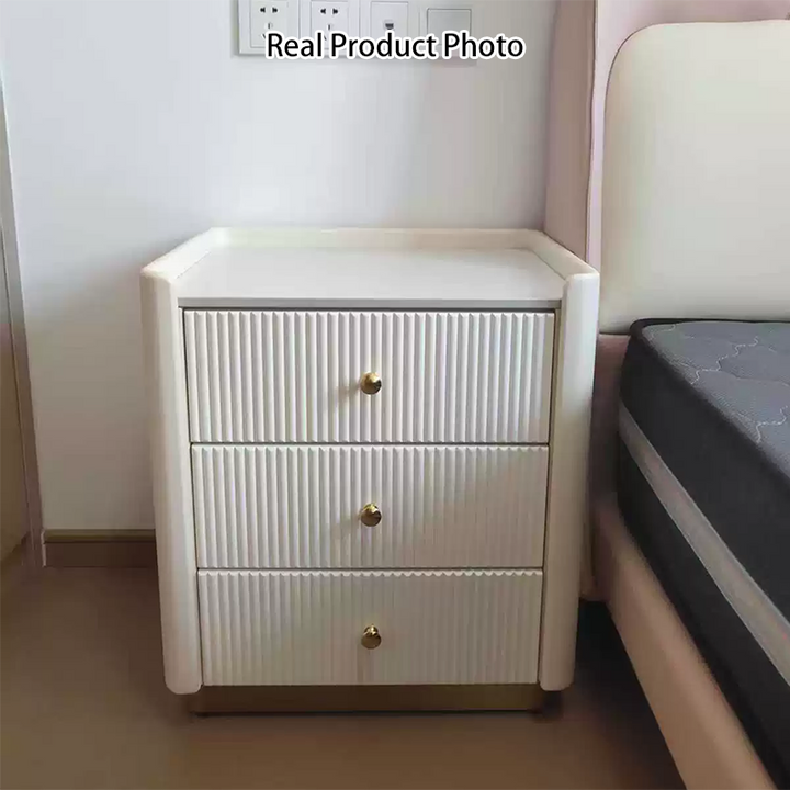 Moderner minimalistischer Nachttisch aus Kiefernholz mit rechteckiger Form, abgerundeten Ecken, Steinplatte, Mikrofaserleder und Edelstahl, 3 Schubladen, für das Schlafzimmer 