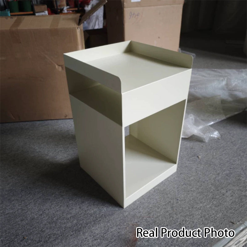 Zeitgenössischer Retro-Karbonstahl quadratischer beweglicher Beistelltisch 3-stufig mit versteckten Rollen für das Wohnzimmer 