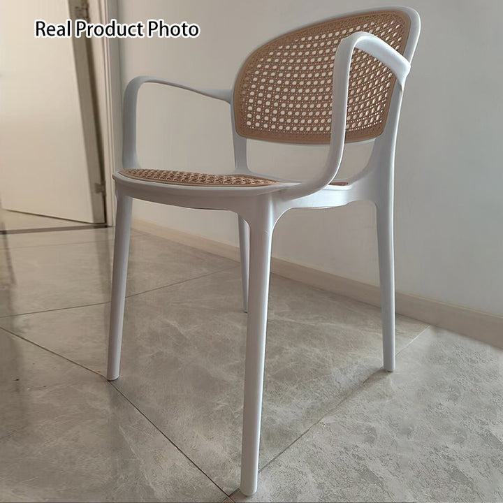 Chaise de salle à manger contemporaine nordique carrée en plastique imitation rotin avec dossier et accoudoirs pour salle à manger 
