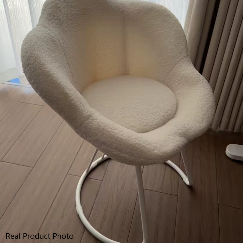 Moderner kreativer runder Schminkhocker mit Rückenlehne aus Sherpa-Stoff und Metall in Blumenform für das Schlafzimmer 