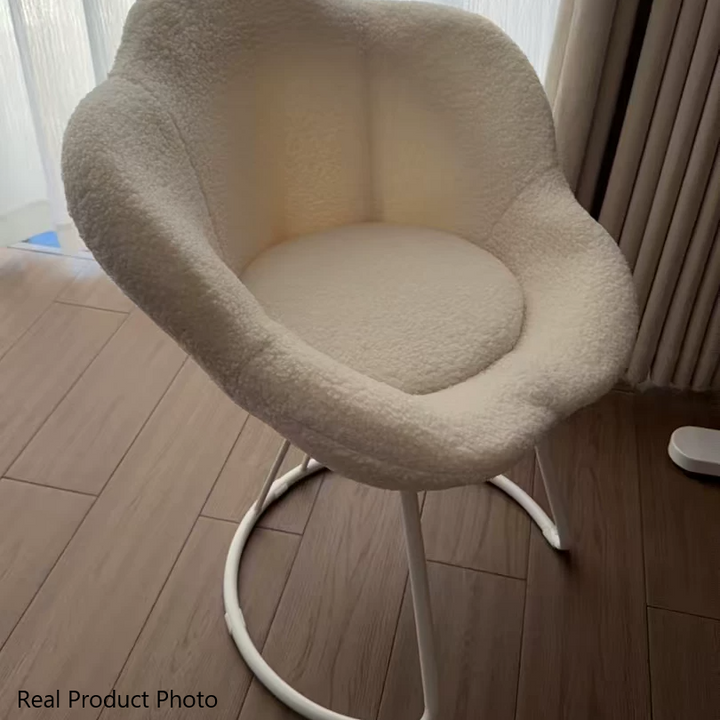 Moderner kreativer runder Schminkhocker mit Rückenlehne aus Sherpa-Stoff und Metall in Blumenform für das Schlafzimmer 