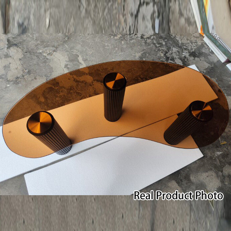Zeitgenössischer skandinavischer atypischer Bogen-Teardrop-Kaffeetisch aus Fiberglas mit gehärtetem Glas für das Wohnzimmer 