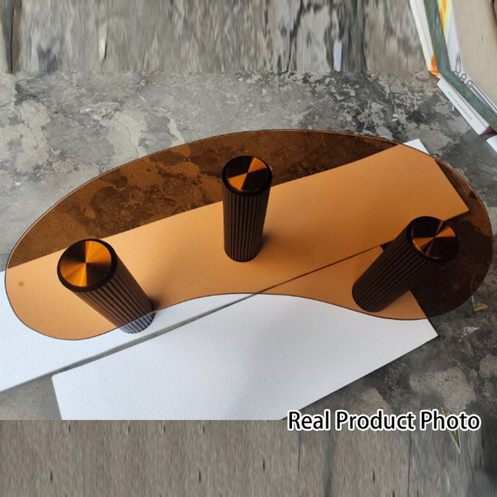 Zeitgenössischer skandinavischer atypischer Bogen-Teardrop-Kaffeetisch aus Fiberglas mit gehärtetem Glas für das Wohnzimmer 