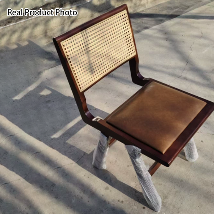 Moderna silla de comedor sin brazos de goma en forma de H nórdica contemporánea con respaldo de ratán tejido y esponja de cuero PU para el comedor 