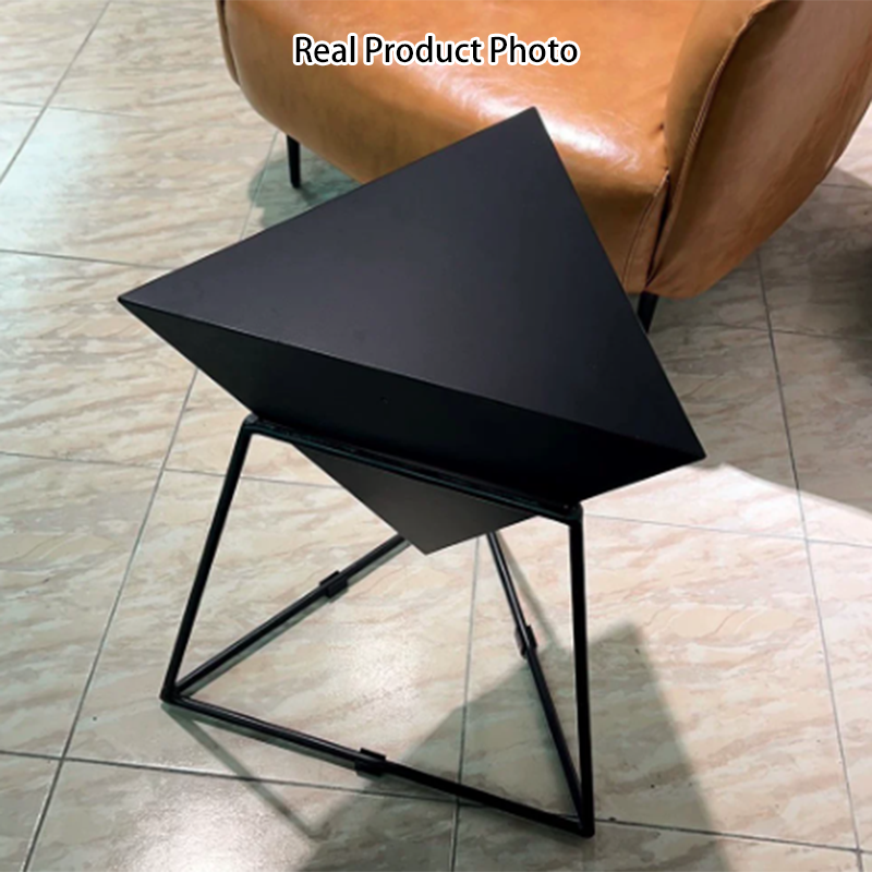 Zeitgenössischer nordischer Dreieck-Pyramiden-Glas-Schiefer-Metall-Beistelltisch für das Bett 