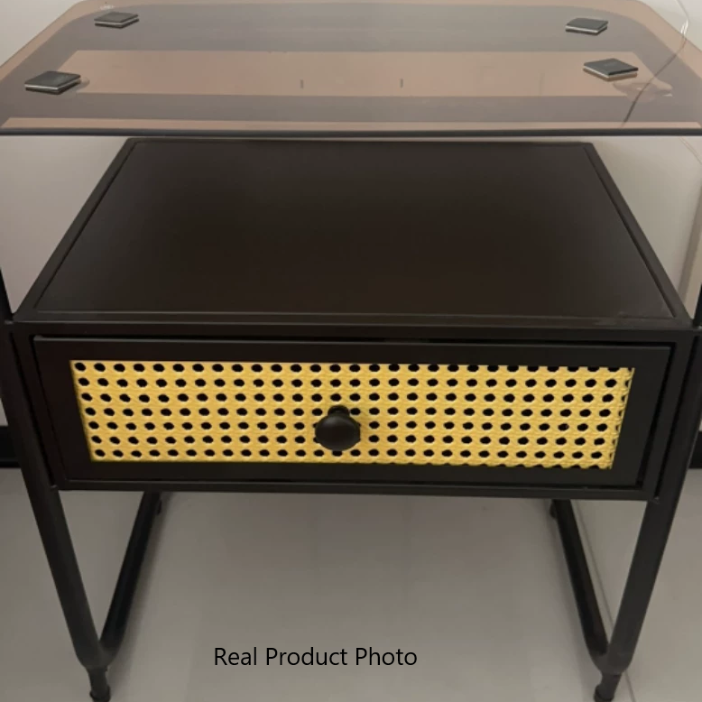 Zeitgenössischer kreativer Nachttisch aus gehärtetem Glas, Eisen und synthetischem Rattan, abgerundetes Quadrat, 2-stufig, für das Schlafzimmer 