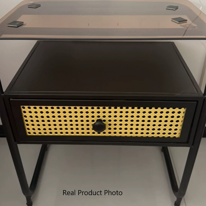 Zeitgenössischer kreativer Nachttisch aus gehärtetem Glas, Eisen und synthetischem Rattan, abgerundetes Quadrat, 2-stufig, für das Schlafzimmer 