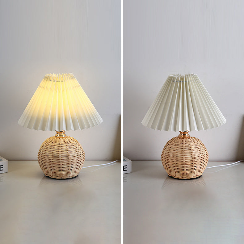 Zeitgenössische nordische Tischlampe aus Rattangewebe mit plissierter konischer Kugel, LED, für Schlafzimmer 